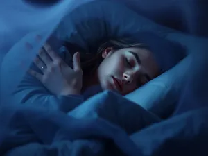 Ciepła filiżanka ziołowej herbaty na nocnym stoliku obok kobiety czytającej książkę w przytulnej, wyciszonej sypialni.